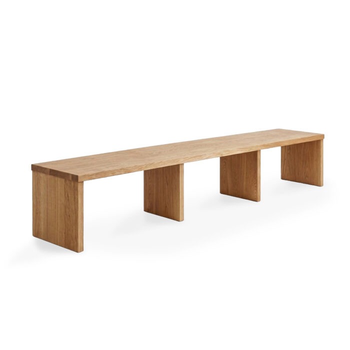 Langbænk fra Træfolk i massivt egetræ, fritstående i natur oliering