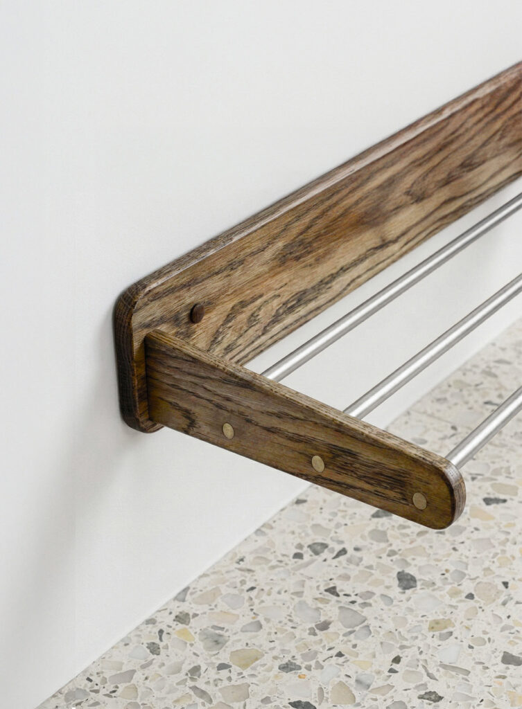 Alva skohylde i mørk olieret egetræ med detaljer i rustfrit stål