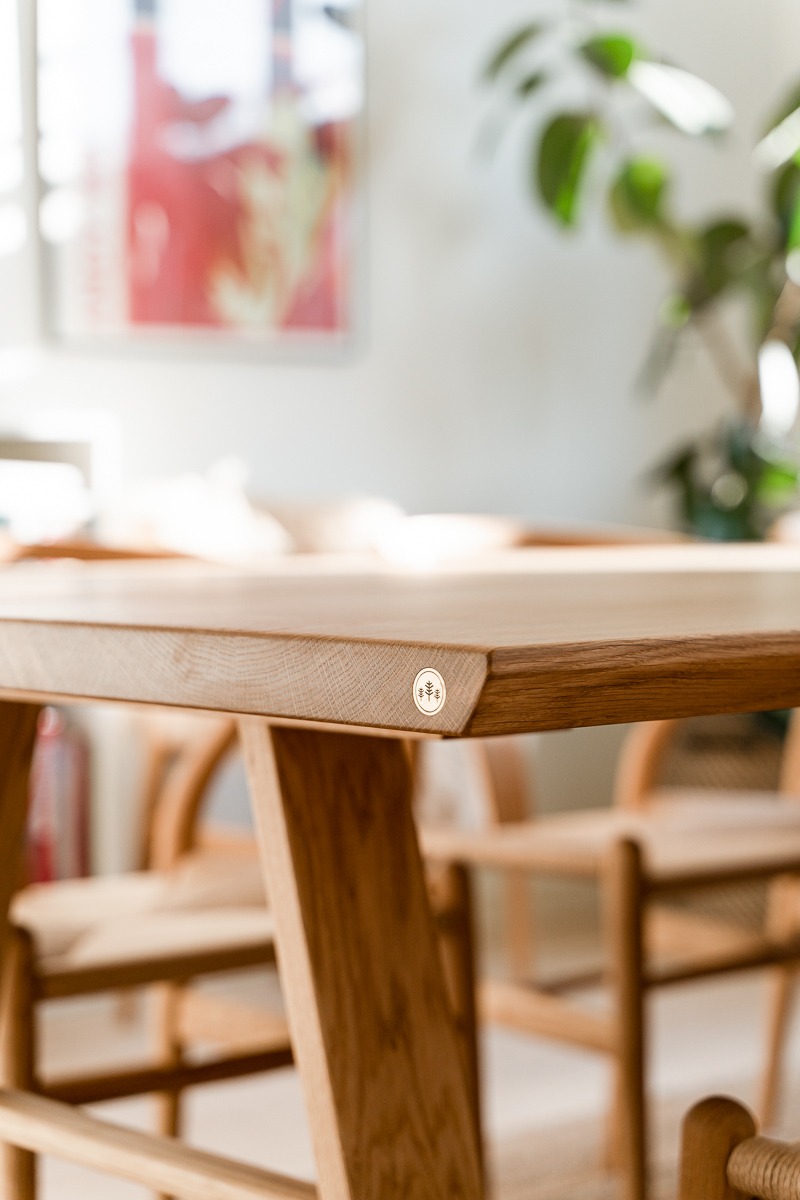 Detaljer om egetræet i plankebordets finish.