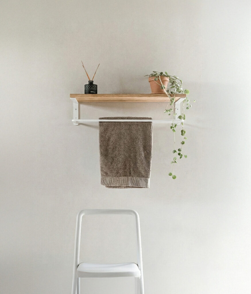 håndklædeholder med lamelhylder, materialer i egetræ og hvidlakeret metal