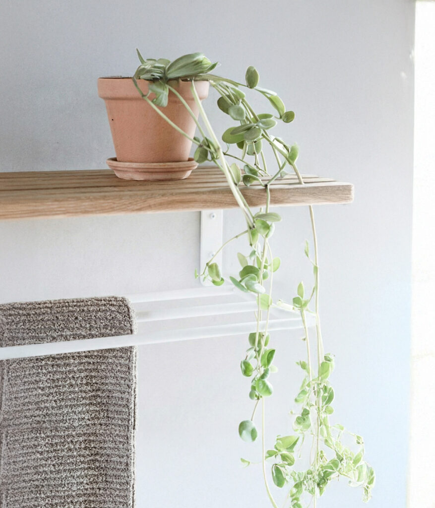 håndklædeholder med lamelhylder, materialer i egetræ og hvidlakeret metal