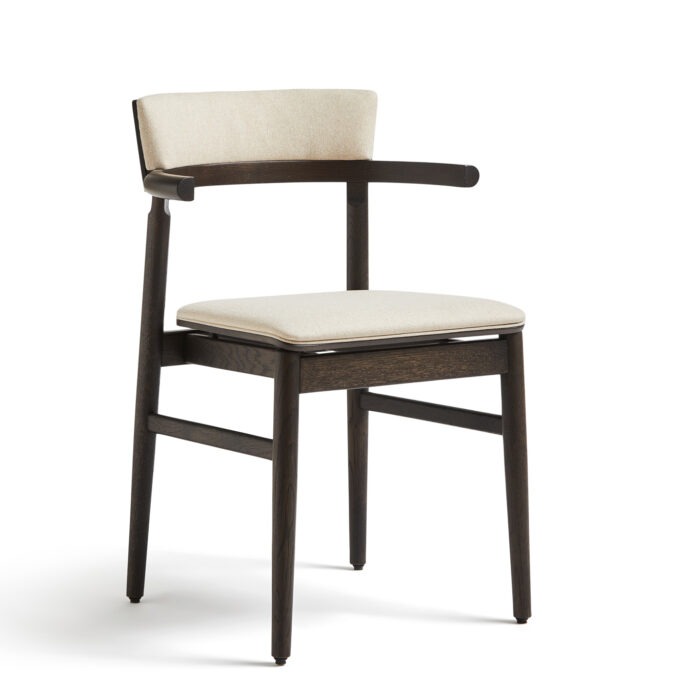 Sibba spisebordsstol i røget eg, med puder beklædt i beige stof.