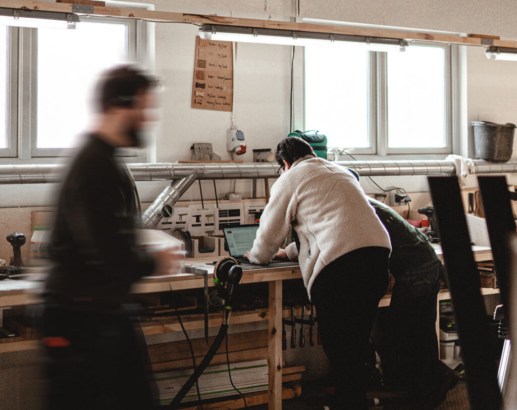 Produktion i Træfolks snedkerværksted med fokus på håndværk og kvalitet